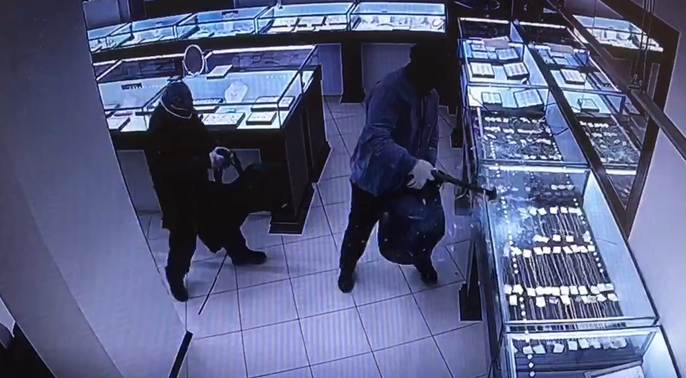 В Брянске объявлены в розыск ограбившие ювелирный магазин налетчики