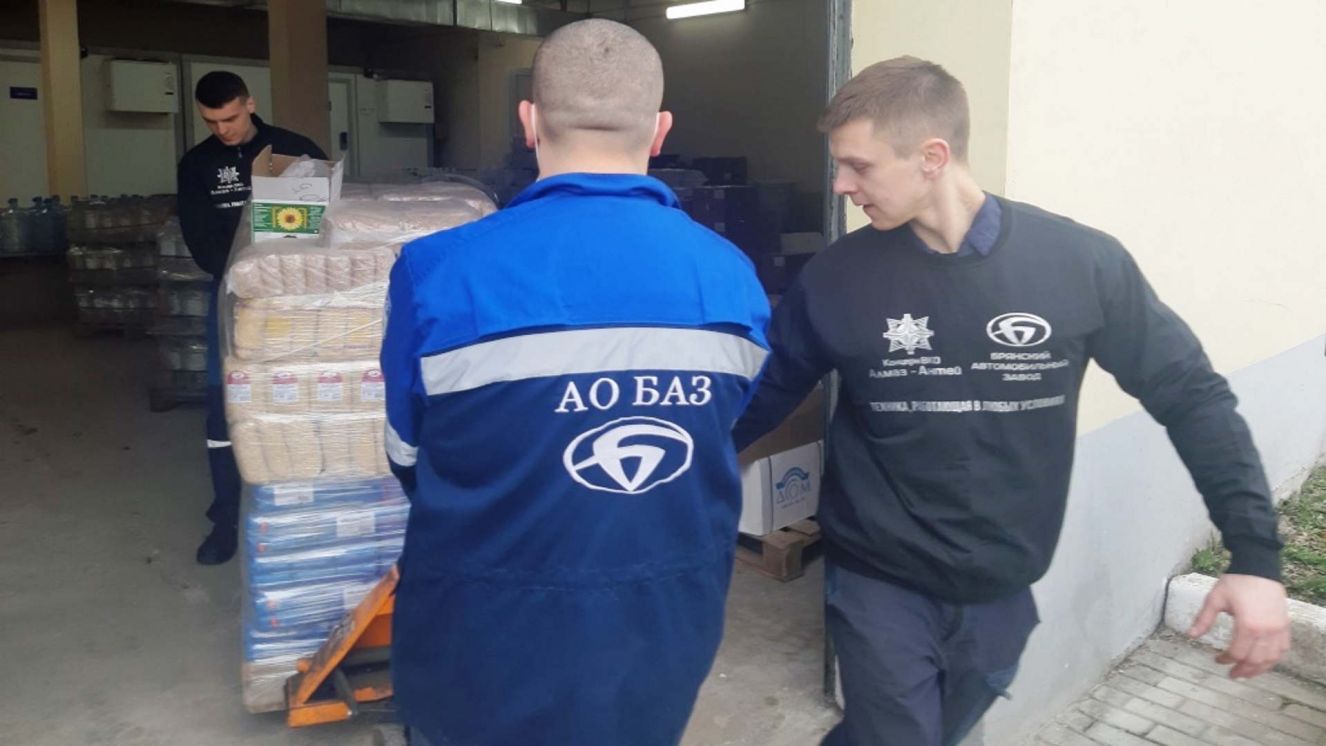 Работники Брянского автозавода собрали более 5 тонн гумпомощи беженцам