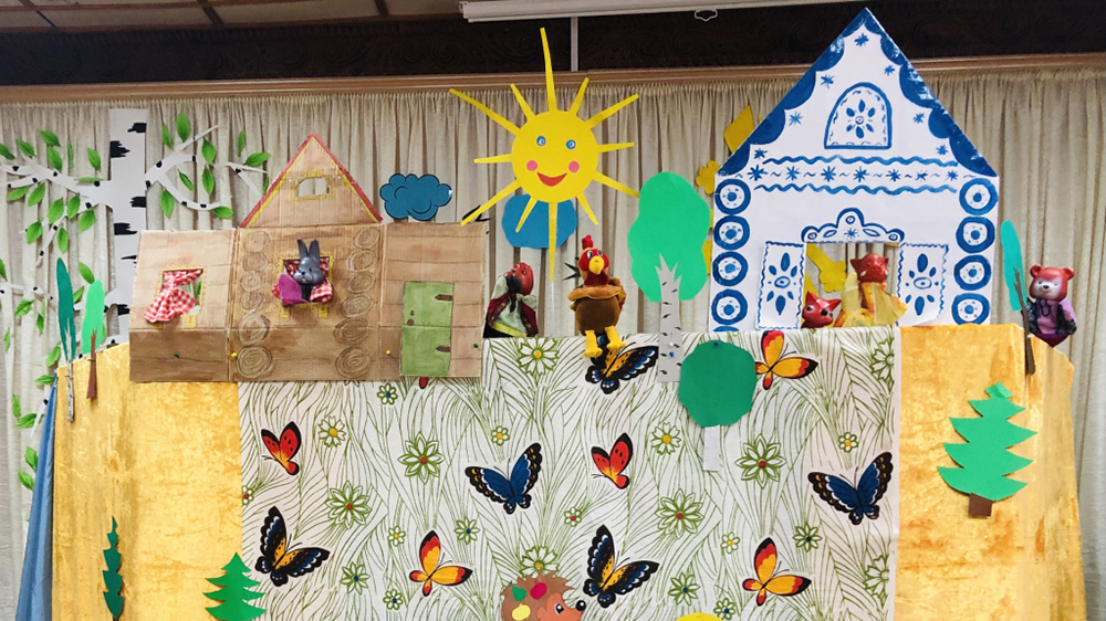 В детском приюте в Сельцо поставили кукольный спектакль народной сказки «Заюшкина избушка»