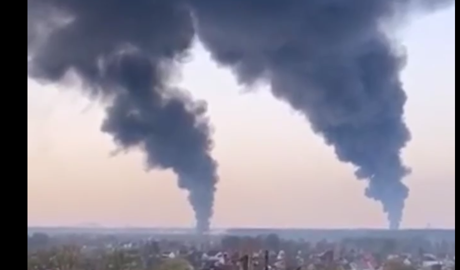 Прошедший дождь уменьшил клубы дыма от пожаров на нефтебазе в Брянске