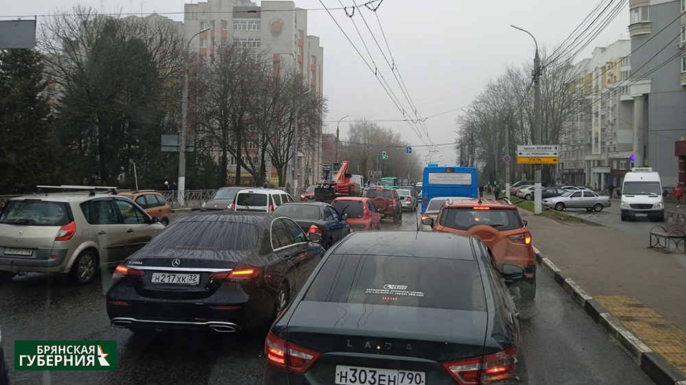 В Брянске в районе автовокзала образовалась огромная пробка