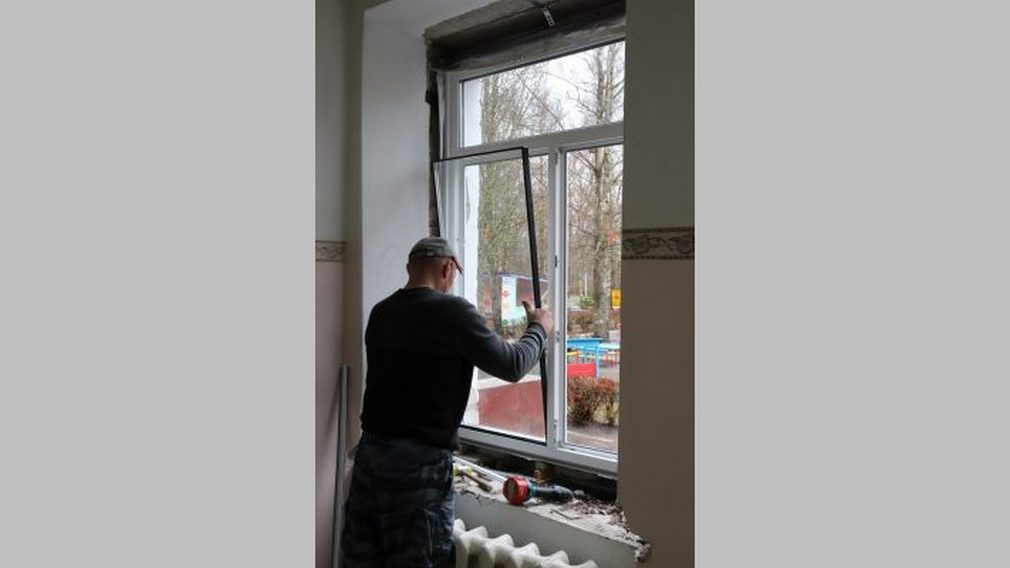 В Трубчевском детском саду «Белочка» меняют окна