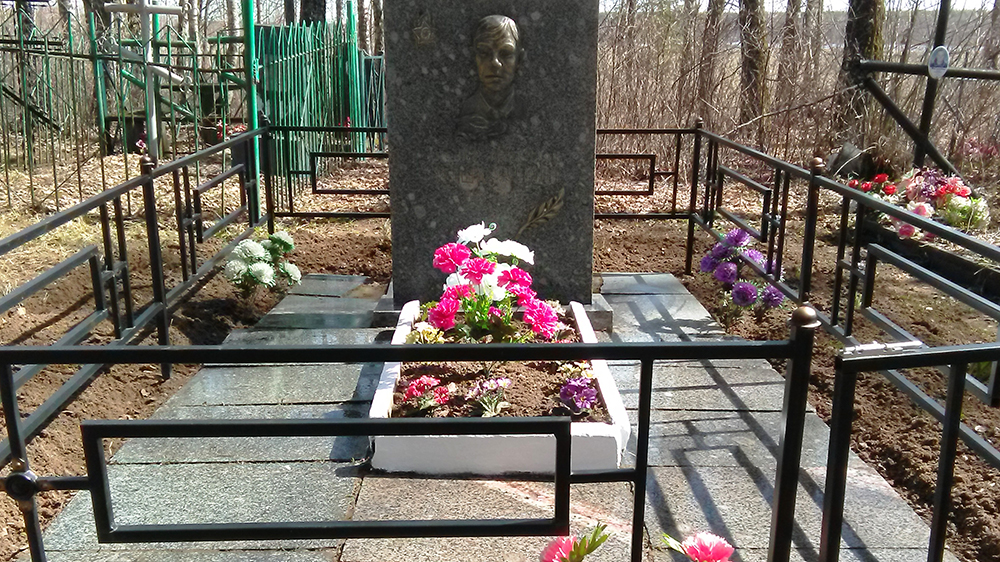 В Жуковском районе навели порядок на могиле пионера-героя Миши Куприна