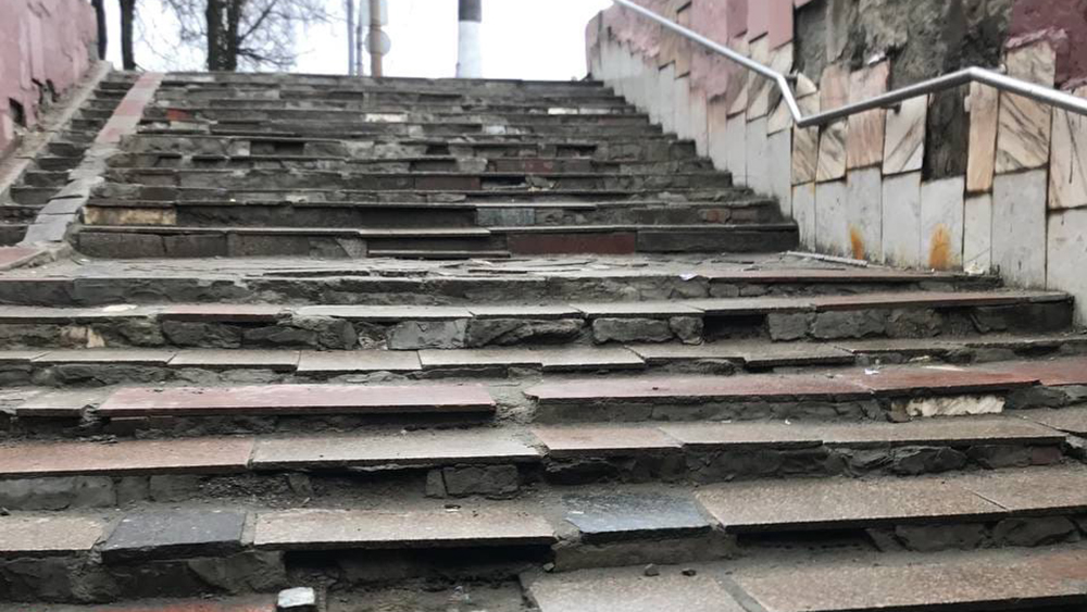 Продолжает разрушаться лестница подземного перехода на «Полтиннике» в Брянске