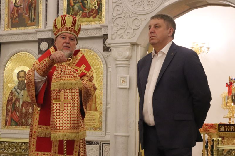 Губернатор Александр Богомаз принял участие в Пасхальном богослужении в Клинцах