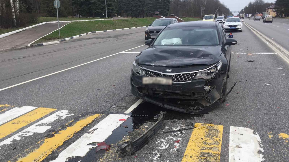 В Брянске возле памятника водителям столкнулись три автомобиля