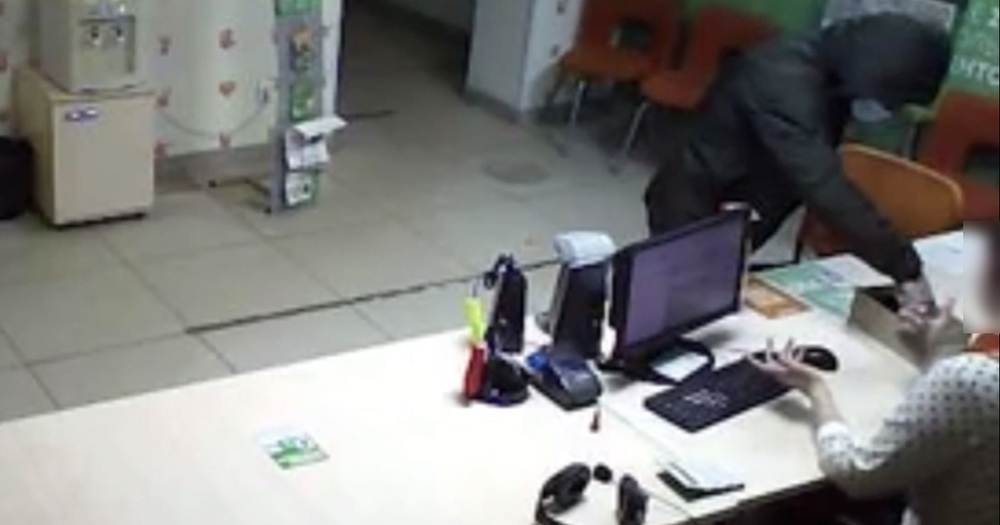 В Брянске мужчина с ножом ограбил офис микрозаймов