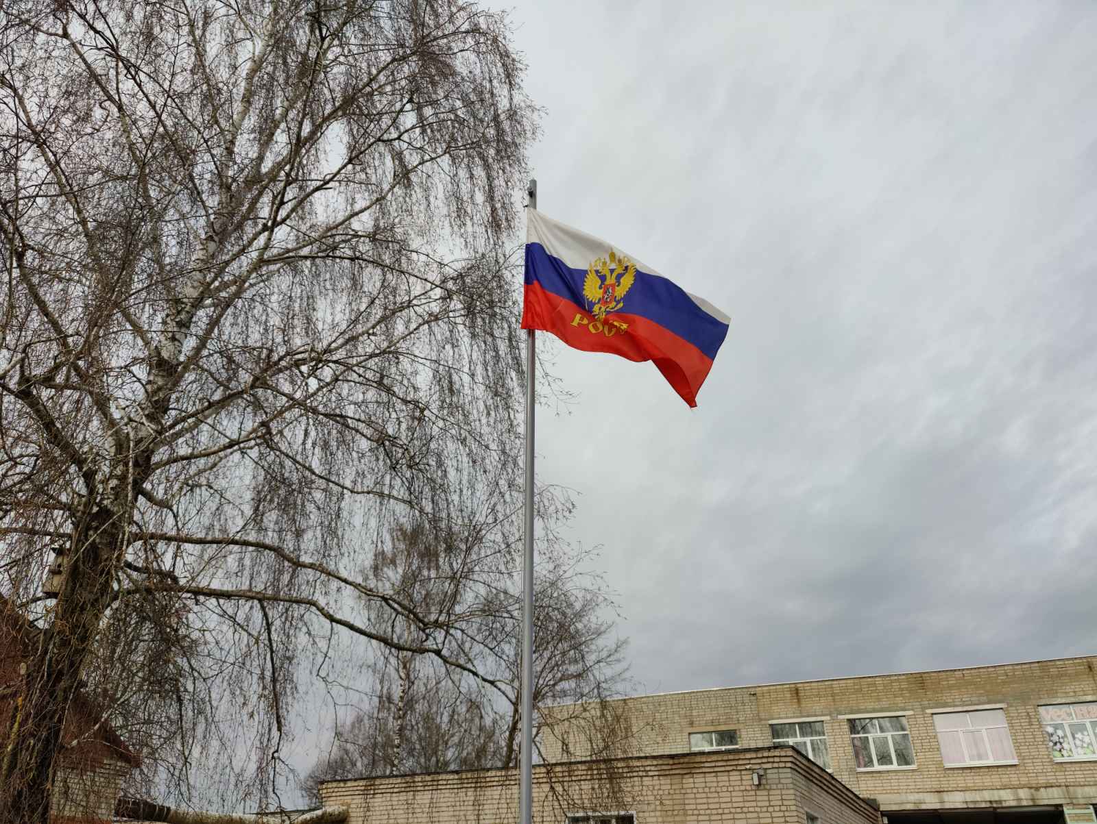 В школах Клинцов учебная неделя началась с поднятия российского триколора
