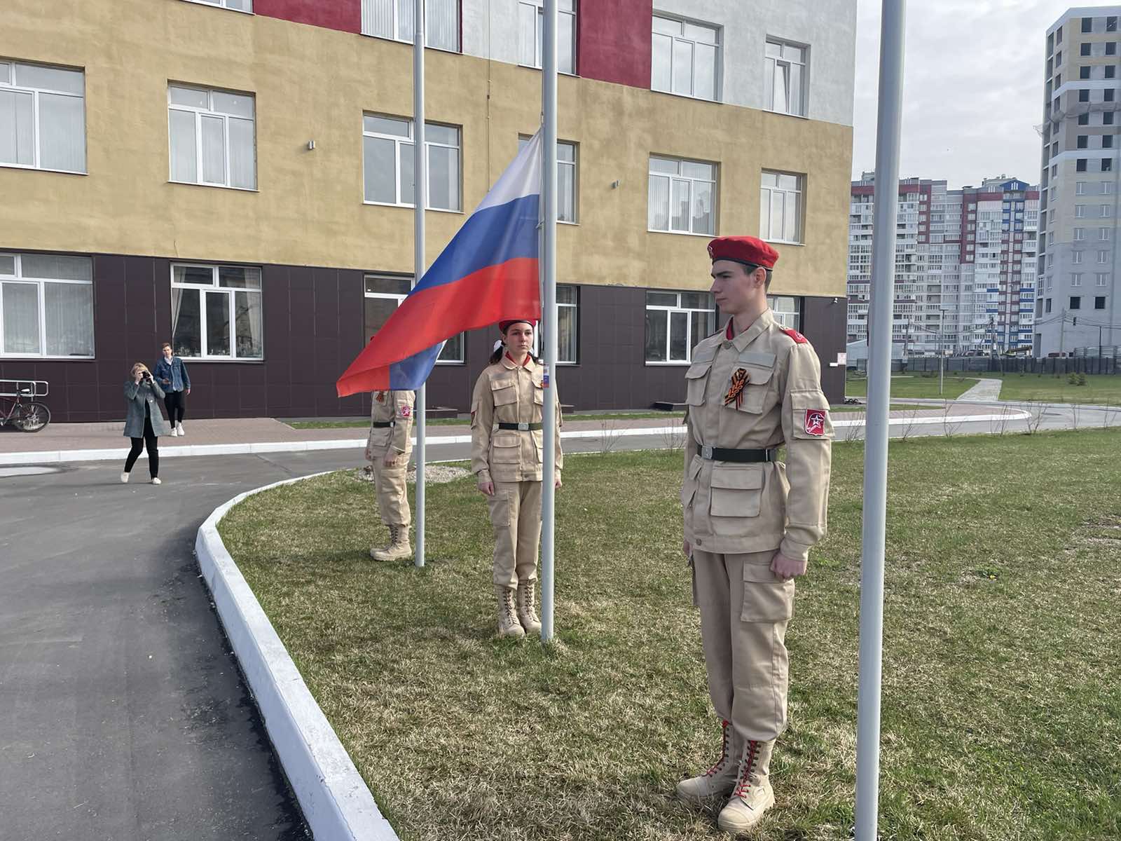 В школе №71 Брянска занятия 25 апреля начались с поднятия флага России