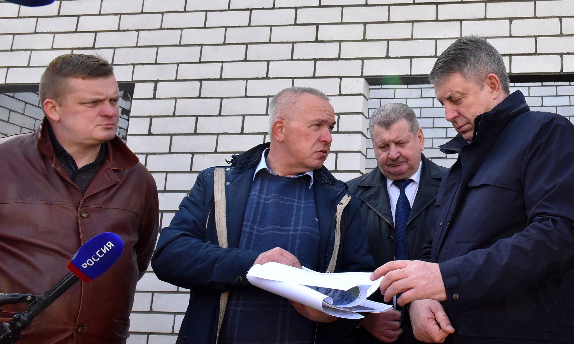 Губернатор Александр Богомаз оценил ход строительства школы-детсада в Журиничах