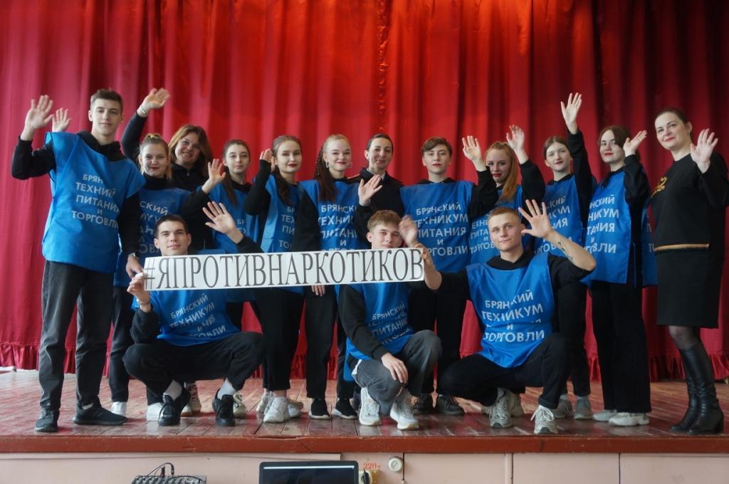 В Брянске полицейские и студенты устроили танцевальный флешмоб