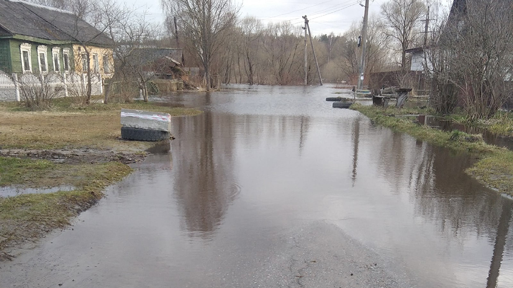 Из-за паводка под воду ушла улица Западная в Брянске