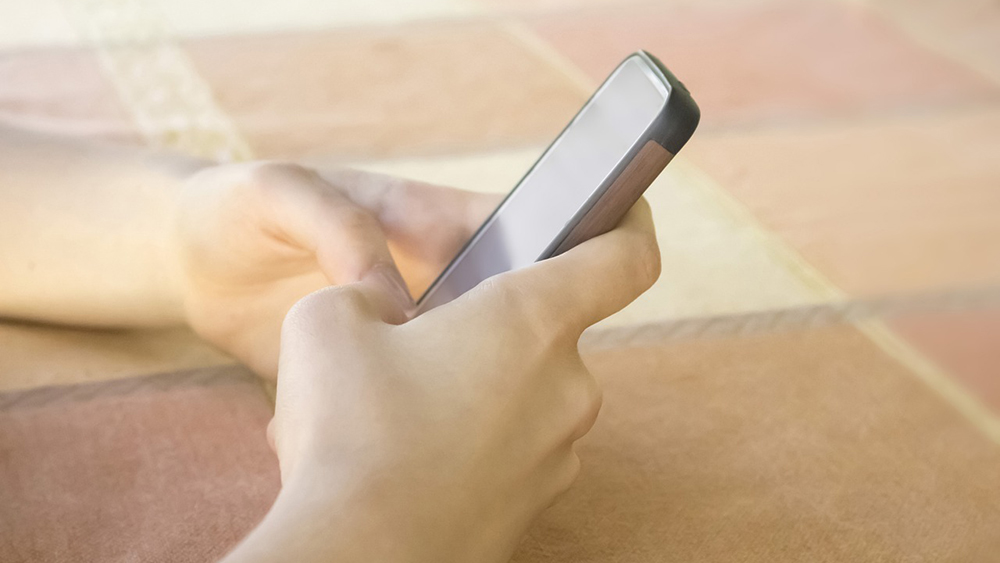Брянские родители возмущены «рекомендацией» Минобразования отбирать телефоны у детей
