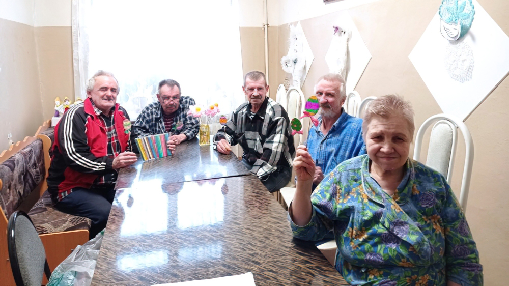 В Дятьковском районе в интернате для пожилых и инвалидов используют творческую терапию