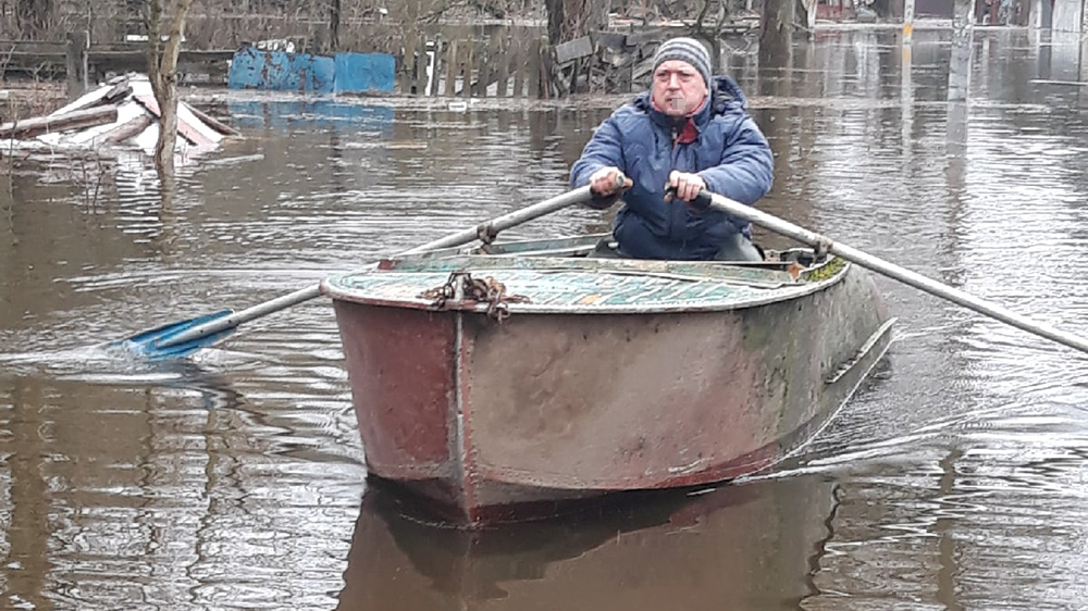 Из-за паводка жители Брянска стали передвигаться по улицам на лодках
