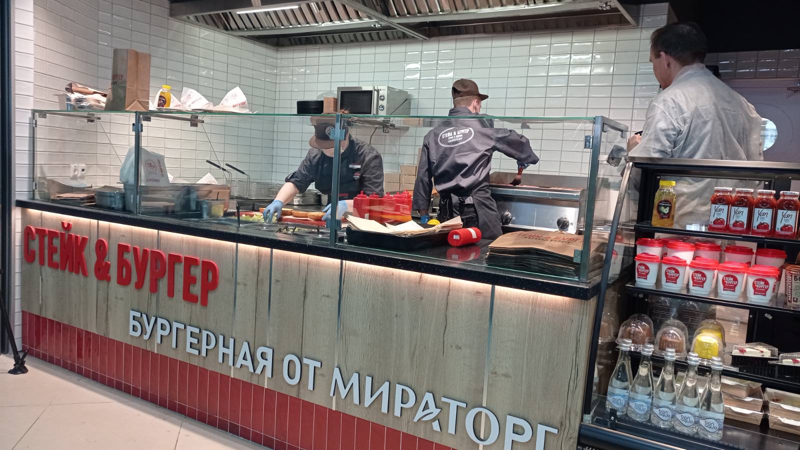 В центре Брянска открылась фирменная бургерная «Мираторга»
