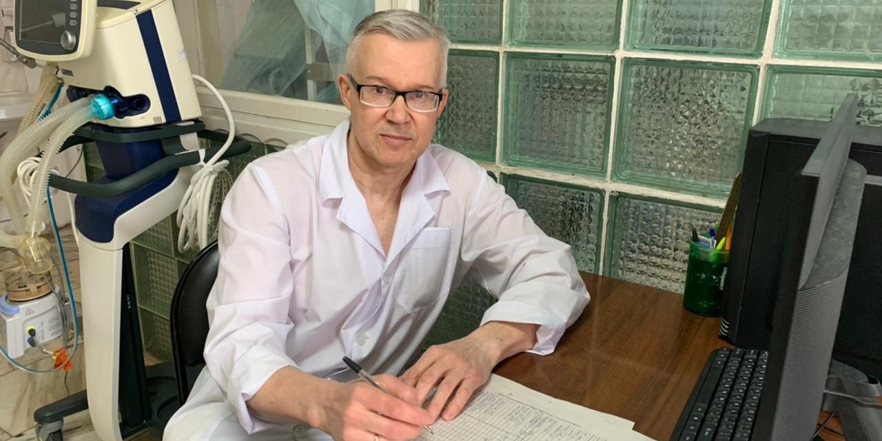 Министр здравоохранения вручил почетный знак заслуженному врачу РФ из Брянской области