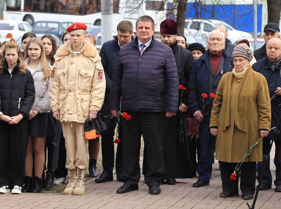В Брянске прошел митинг «Дети мира – детям войны»