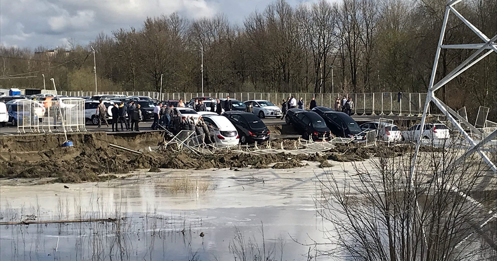 В Брянске из-за паводка со стоянки «БН-Моторс» рухнули 6 машин