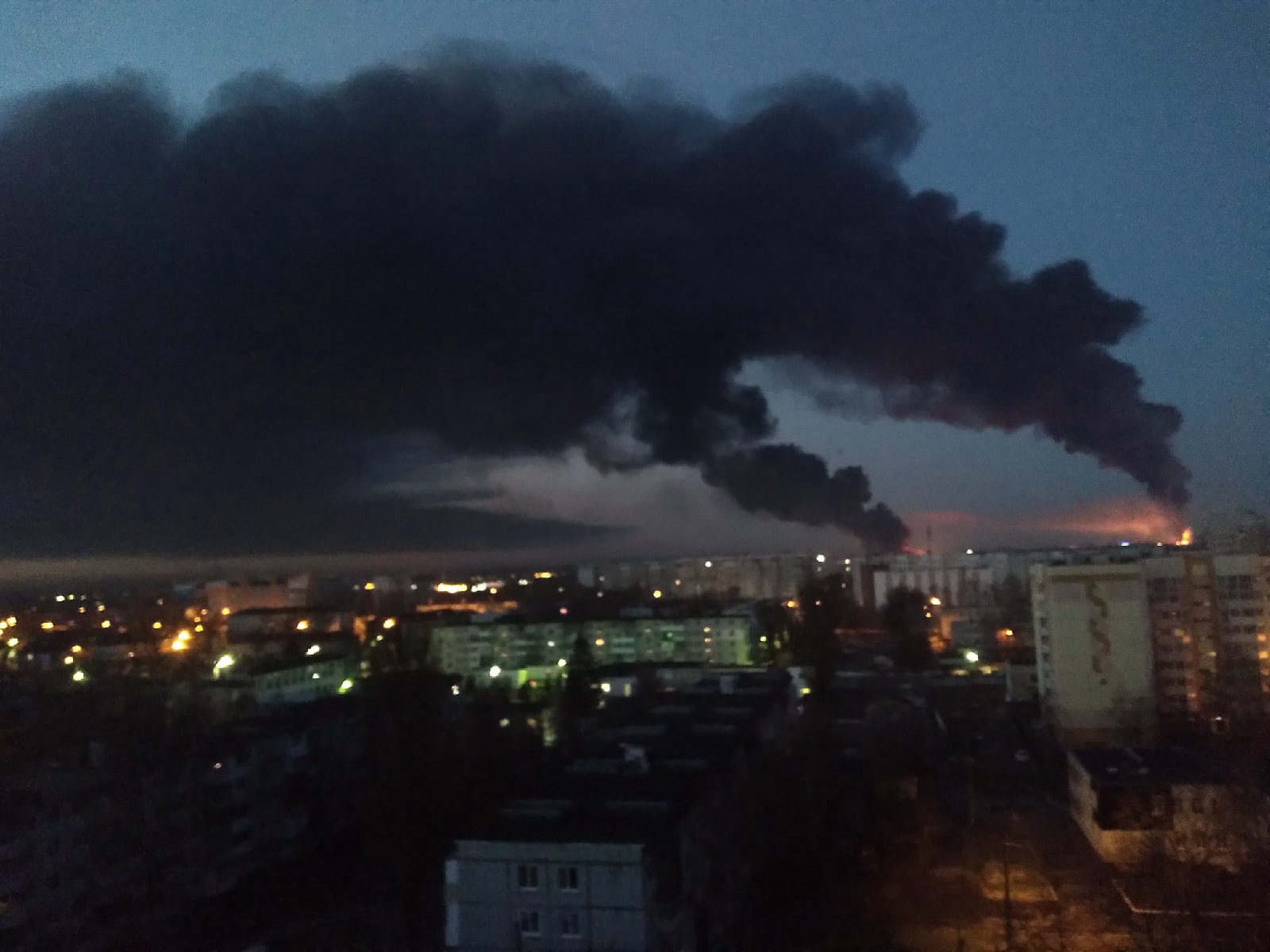 В Брянске на территории нефтебазы произошел крупный пожар