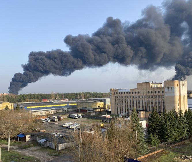 Украинские телеграм-каналы попытались связать пожар на нефтебазе и размытие путей под Клетней