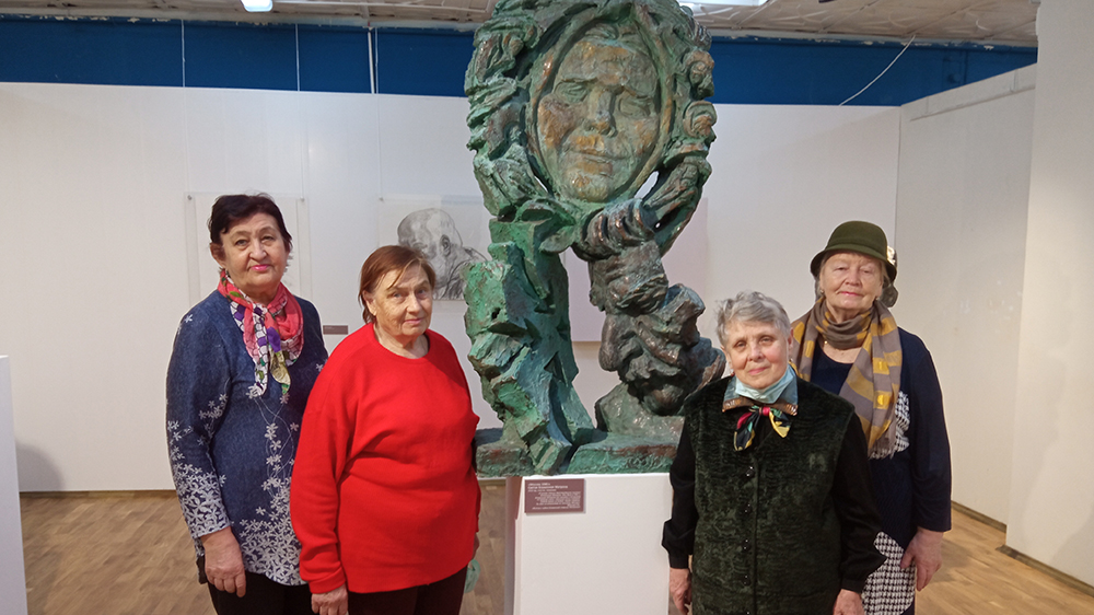 Члены брянского клуба «Добрые сердца» посетили выставку московского скульптора Владимира Лепешова