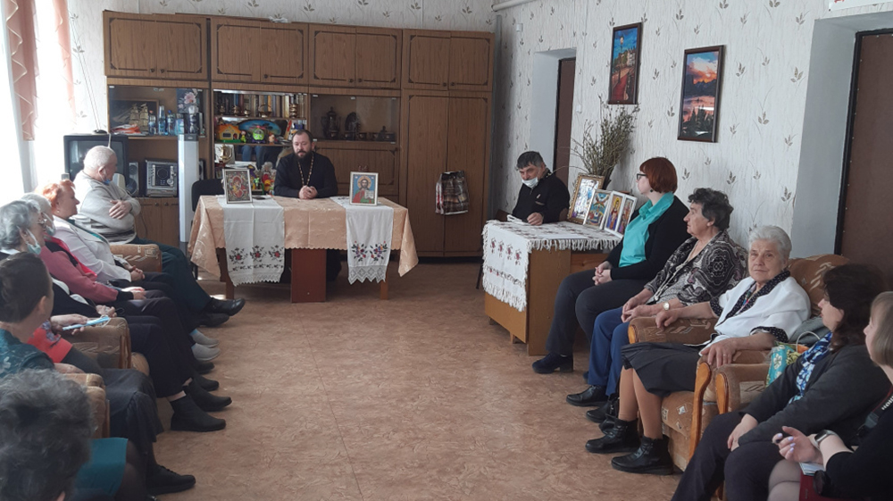 В Погарском районе центр соцобслуживания посетил настоятель храма Святой Троицы