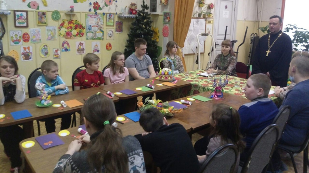 В Клинцах центр соцобслуживания населения посетили гости из кафедрального собора