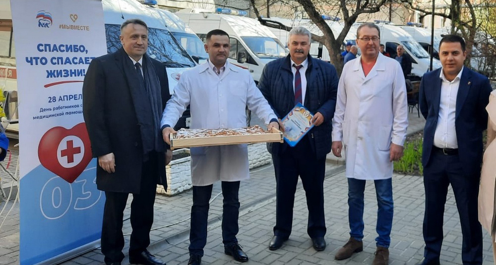 Для сотрудников скорой помощи в Брянске испекли метровый пирог