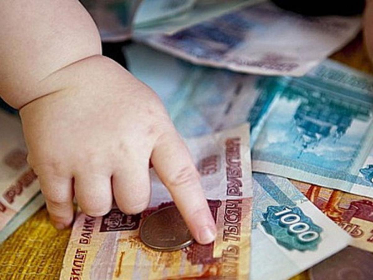 В Брянской области в 2022 году вырос размер детских выплат одиноким родителям