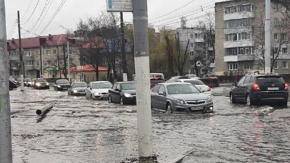 В Брянске на затопленной дороге на улице Пушкина образовалась пробка