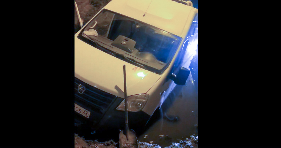 В Брянске в яму возле дома провалилась машина скорой помощи