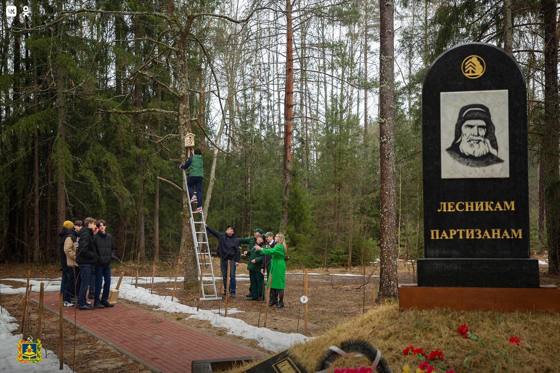 В Брянске в дендросаду БГИТУ и мемориале «Лесникам-партизанам» развесили скворечники
