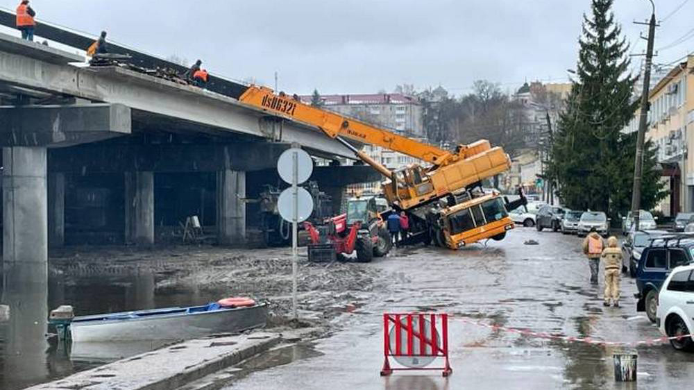 В Брянске стрела автокрана повалилась на строящийся мост на набережной