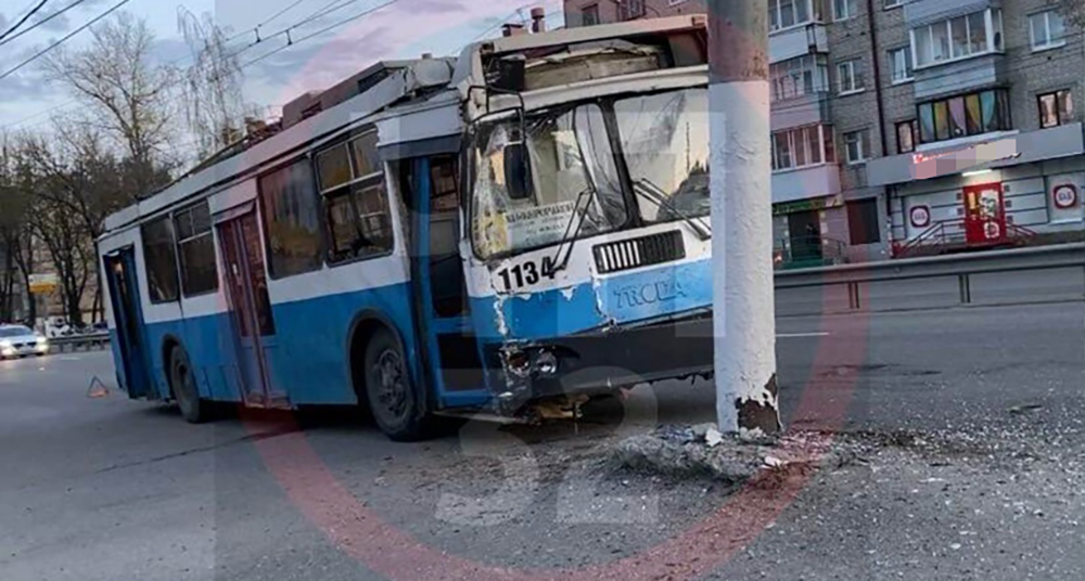 В Брянске в районе «Полтинника» троллейбус врезался в столб