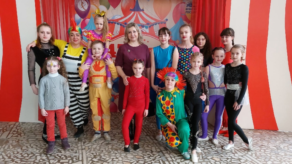 Брянский цирк в день своего 47-летия устроил праздник для детей из Донбасса