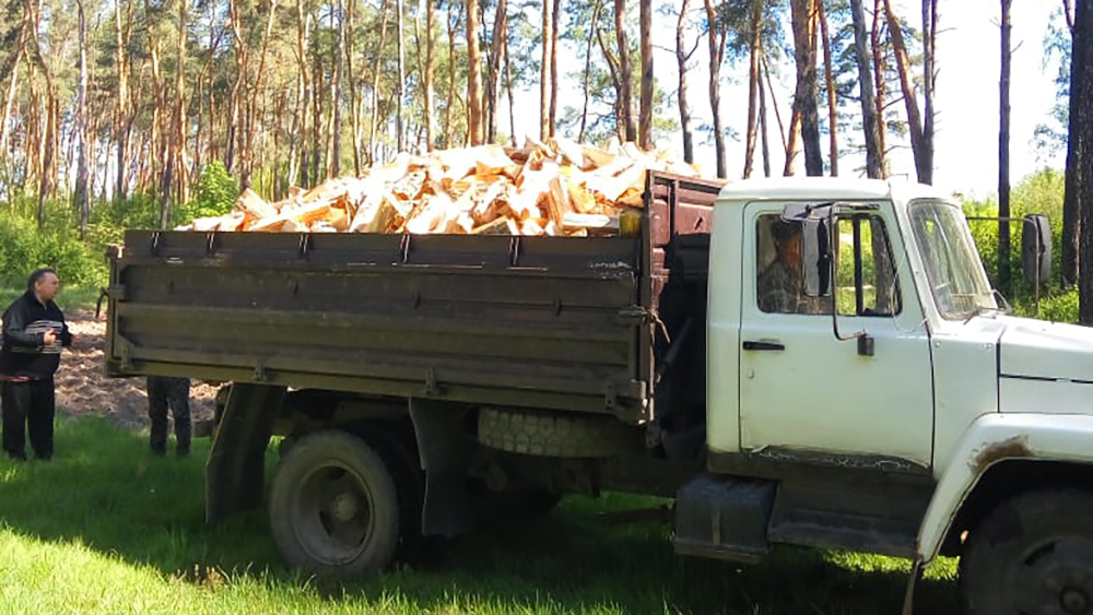 В Стародубском районе благотворительный фонд «Спецоперация «Бабушка» доставил дрова пенсионерам
