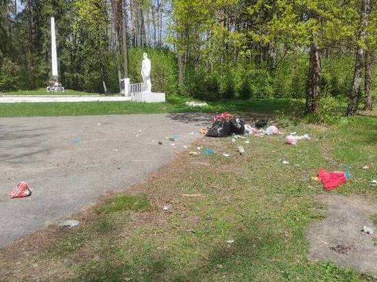 Под Брянском неизвестные разбросали мусор на «Стоянке Виноградова»