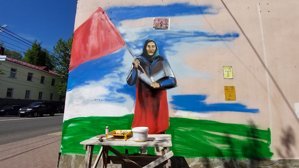 В Брянске на улице Калинина на стене здания появилось изображение бабушки с флагом