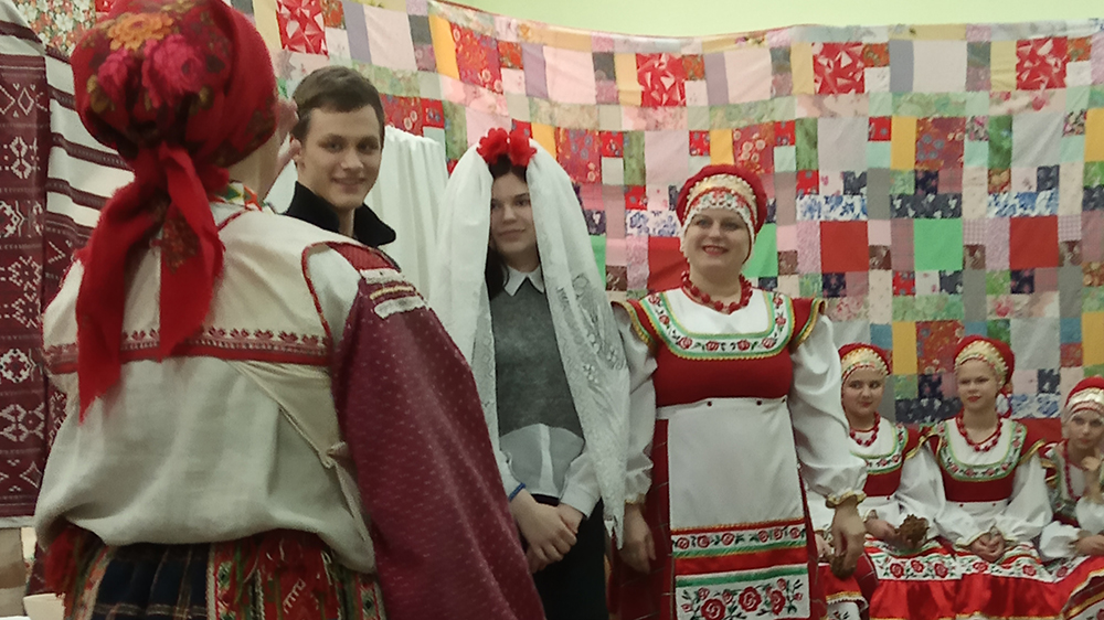 В Дубровском районе в местном ДК открылась выставка «Праздники и традиции русского народа»