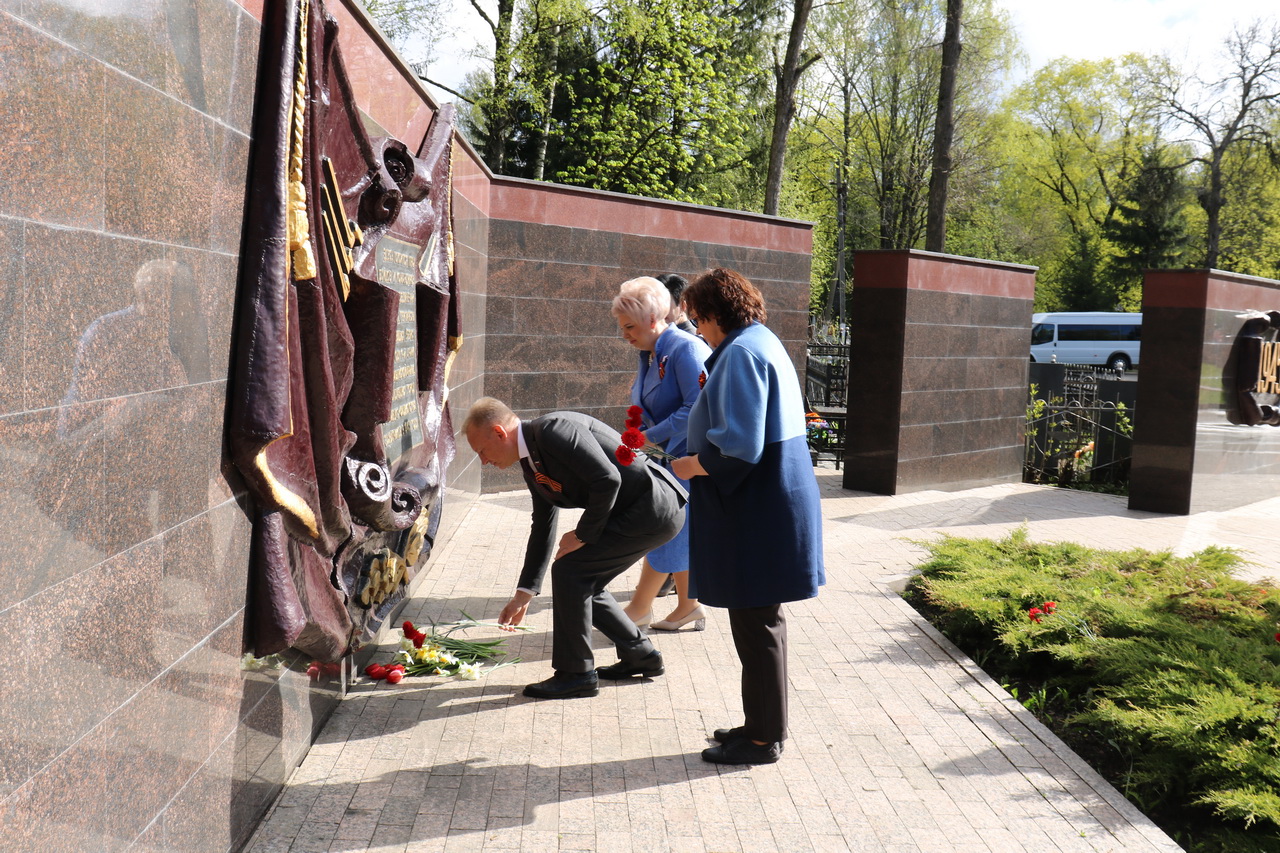 Руководители Брянска возложили цветы к воинскому Мемориалу на Центральном кладбище