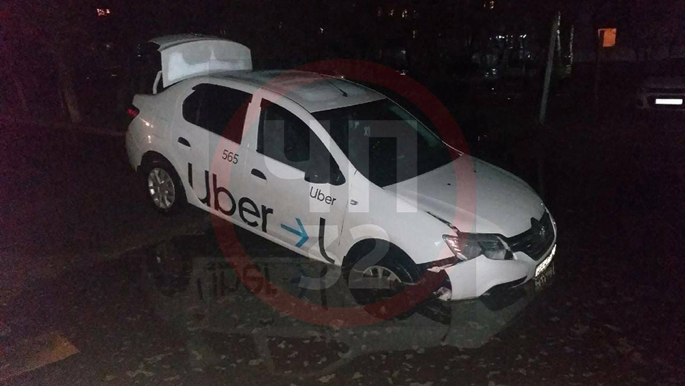 Автомобиль такси в Брянске угодил в большую яму