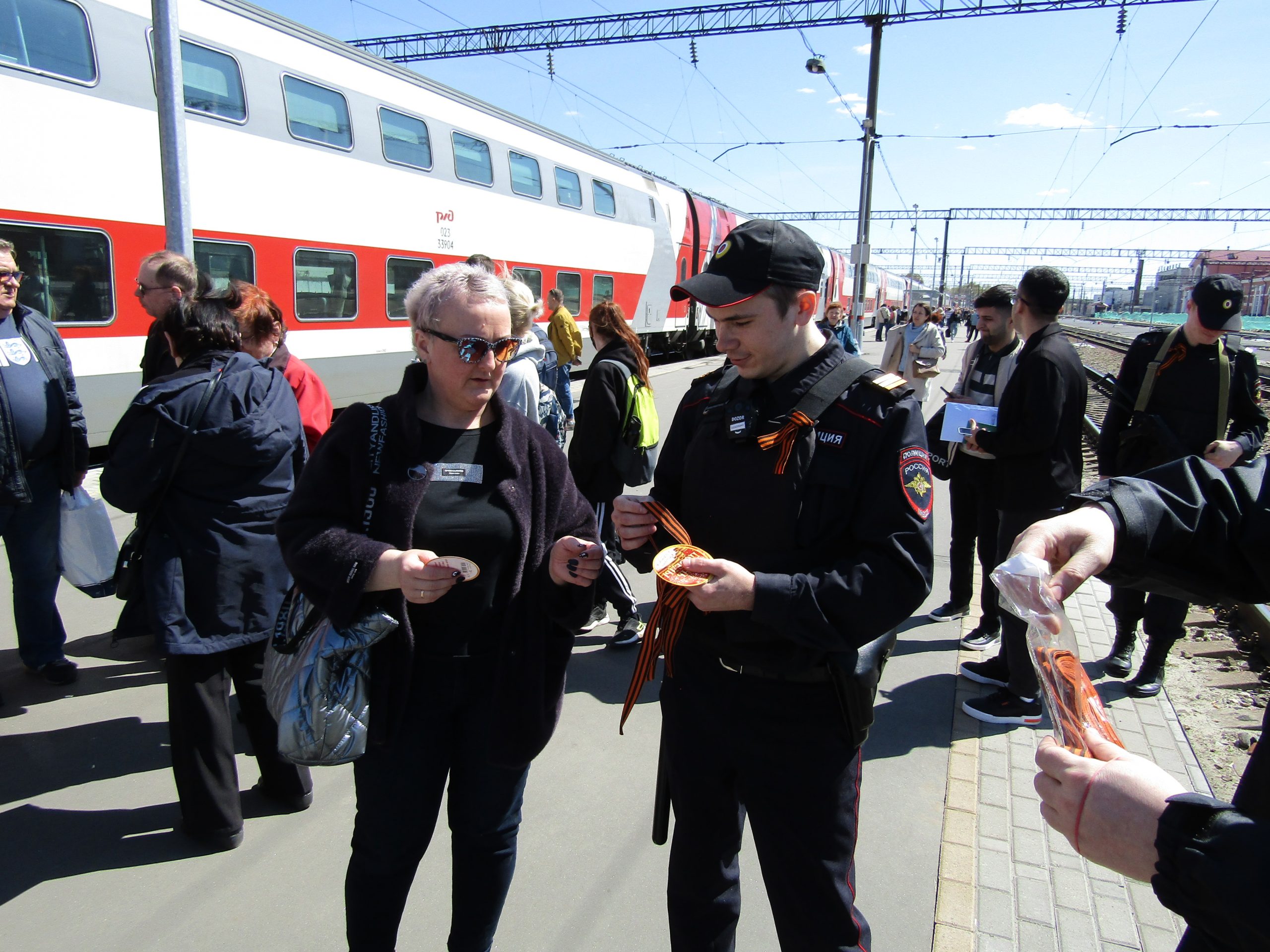 На вокзале Брянск-I пассажирам полицейские вручили георгиевские ленточки