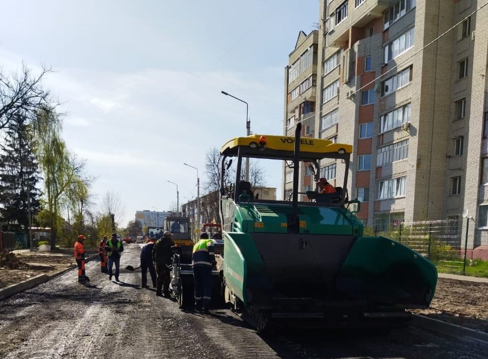 В Брянске по дорожному нацпроекту новый асфальт появился на улице Институтской