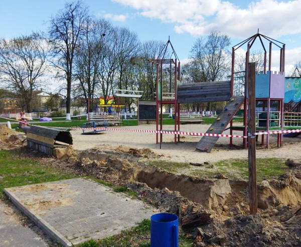 В парке брянского райцентра Климово идет ремонт детской площадки