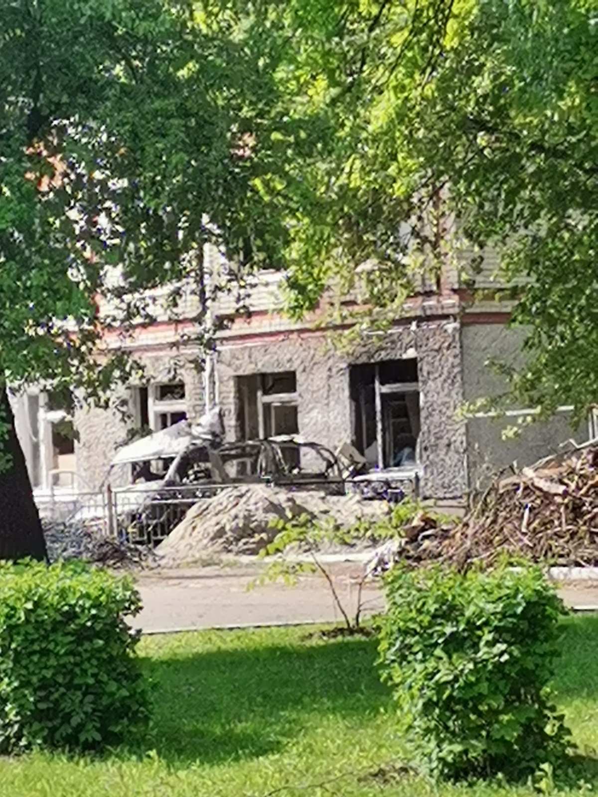 В Брянске возле одного из корпусов БГУ сгорел автомобиль