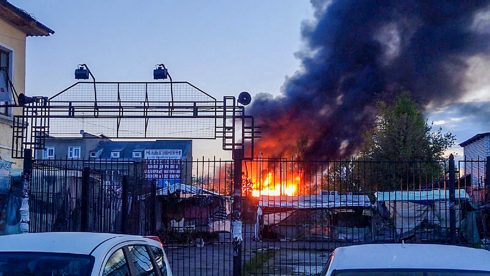 В Брянске ранним утром сгорел склад