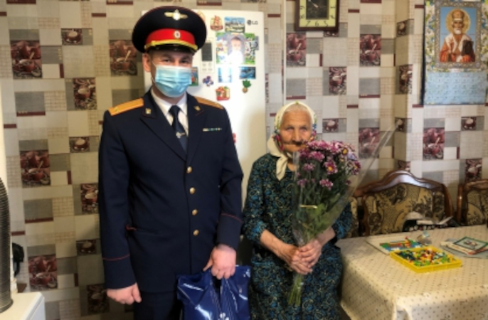 Брянские следователи поздравили ветерана Великой Отечественной войны с наступающим 9 Мая