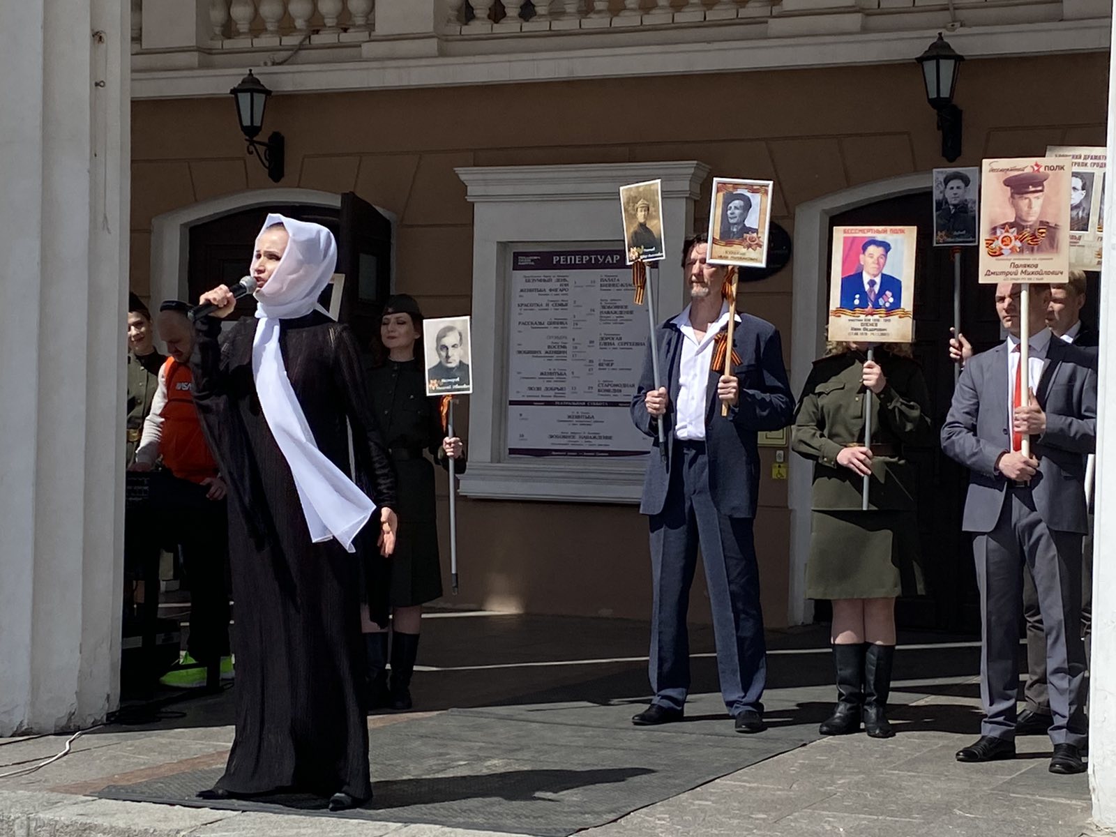 Актеры Брянского театра драмы выступили перед горожанами с праздничным концертом
