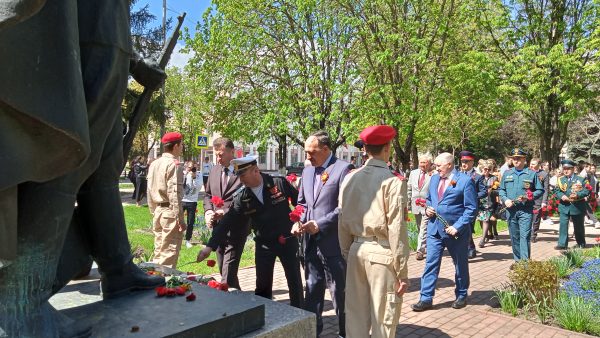 В Трубчевске в День Победы возложили цветы к памятникам воинской славы